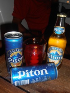 Stilleben mit Teelicht und Bier